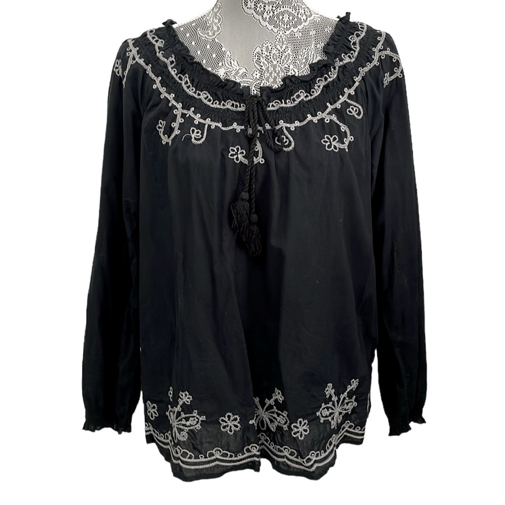 Bandolino Denim Size Medium black cotton poplin embroidered blouse.‎